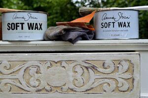 Antikolt festés: új élet egy éjjeliszekrénynek