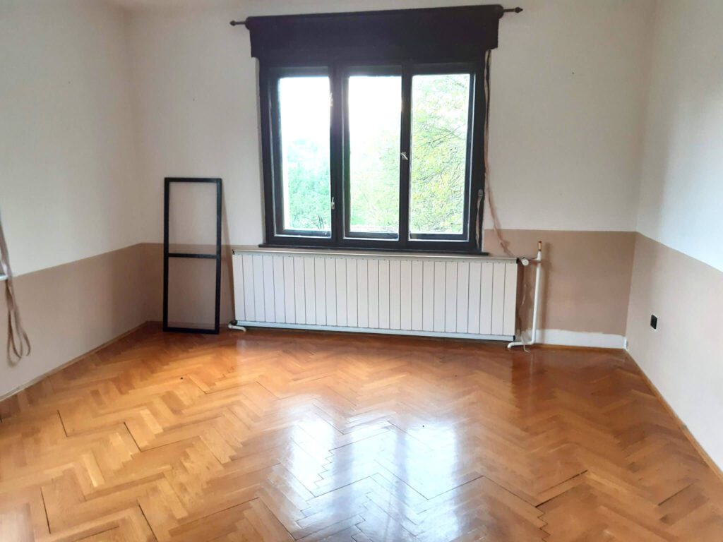 agnes szobaja elotte kismaros hazfelujitas ablakfestes