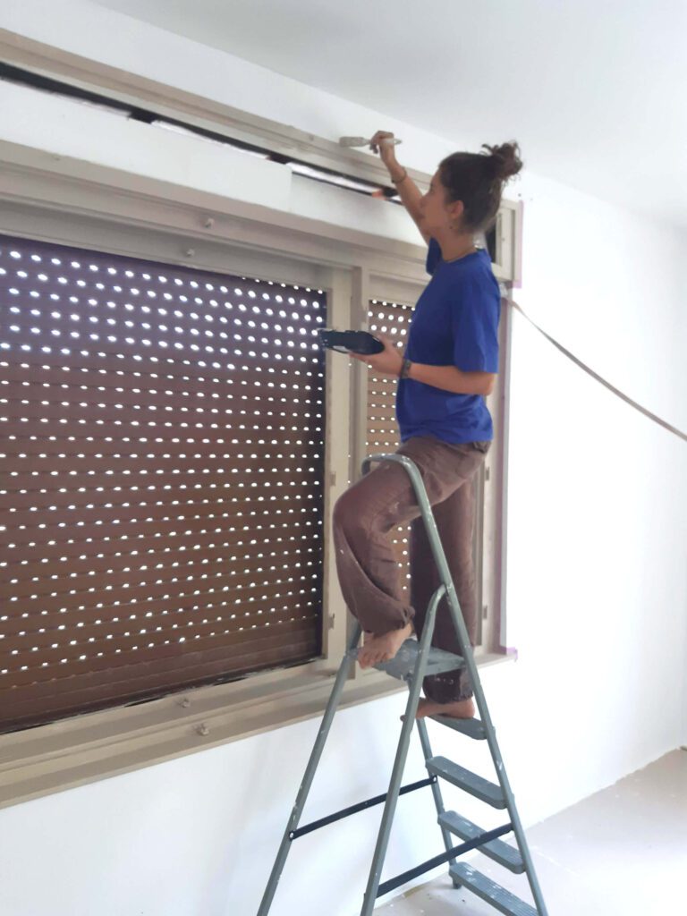 agnes szobaja kismaros hazfelujitas ablakfestes country grey szinre