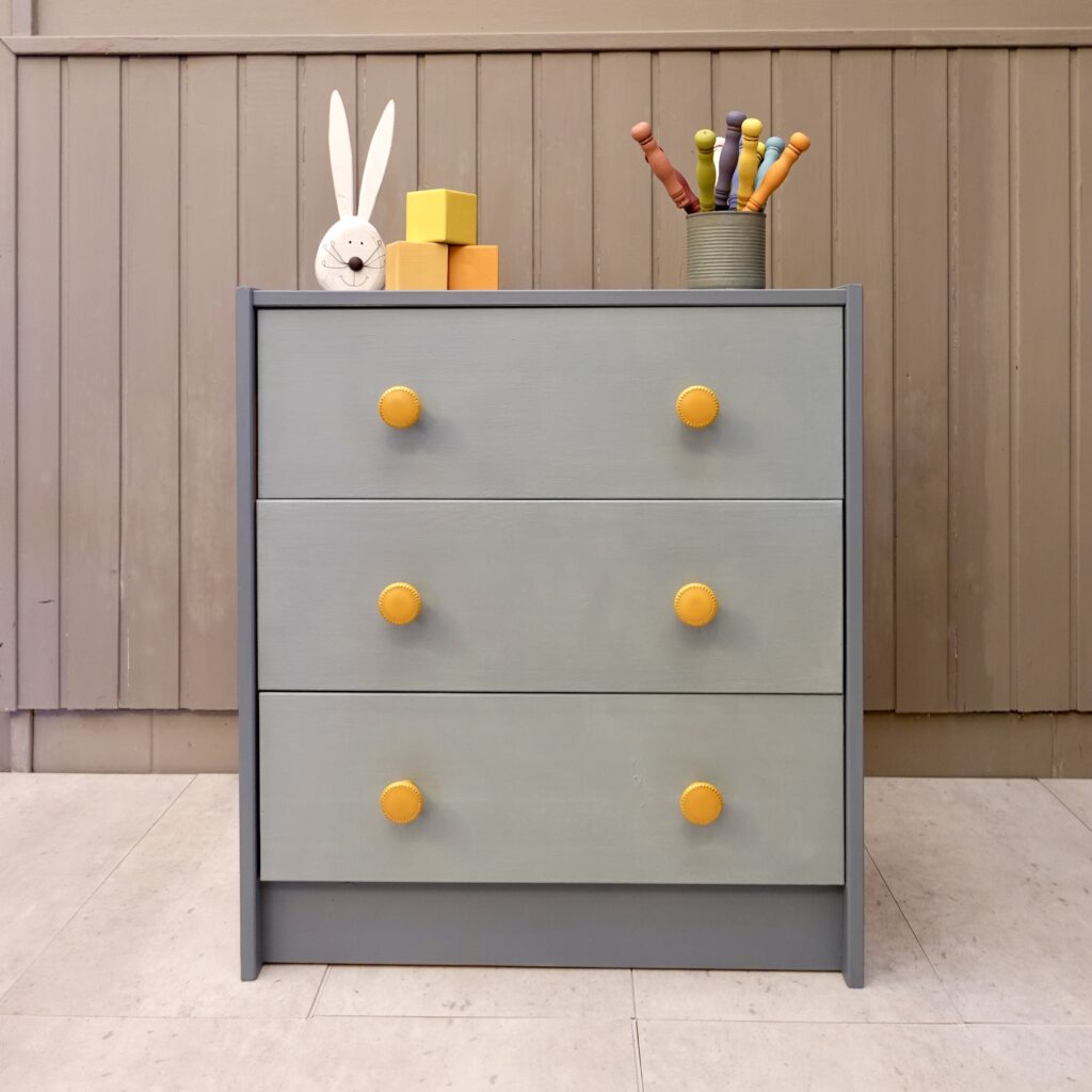 butor ikea festett gyerekszoba sarga butorgomb negyzetes