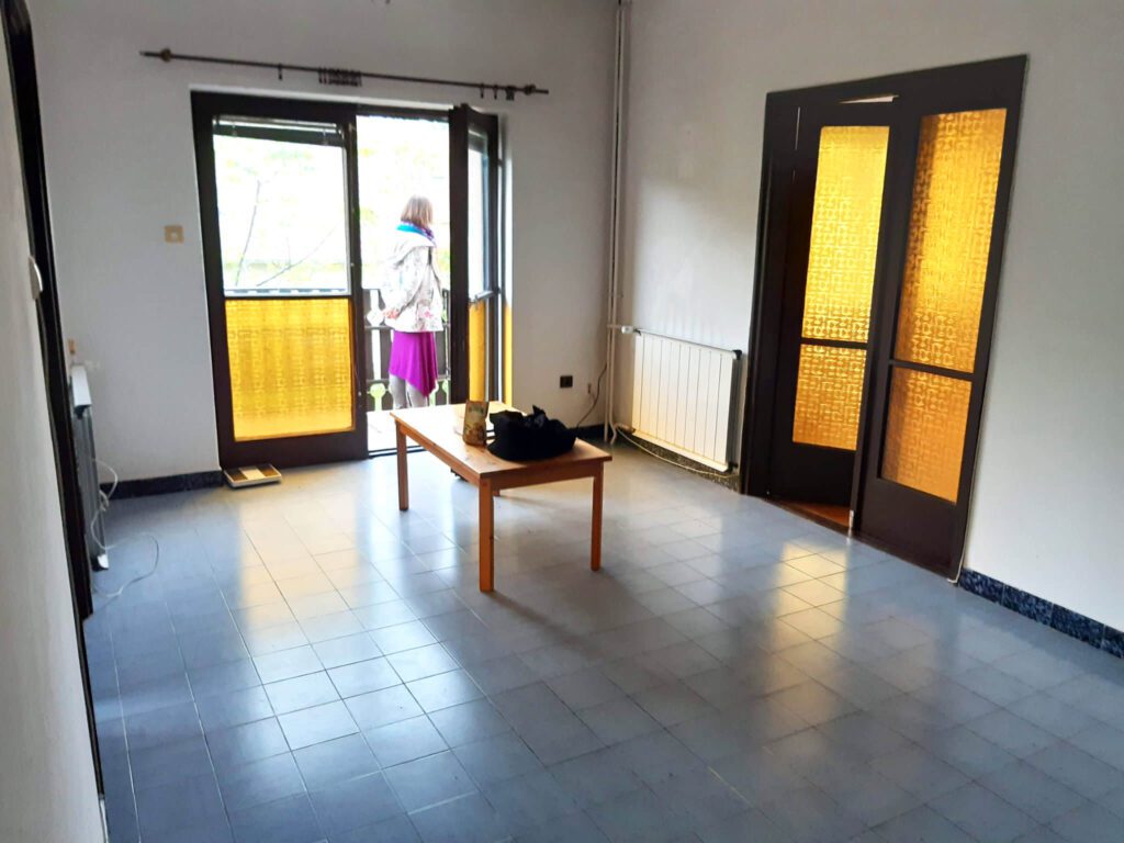 kismaros hazfelijitas nappali szoba elotte barna ajtok