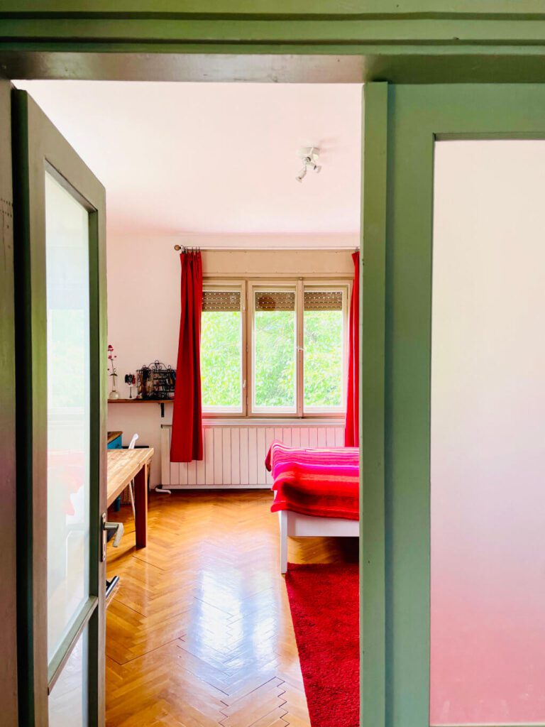 kismaros hazfelujitas agnes szobaja utana kepek ajtofestes ajtokeret