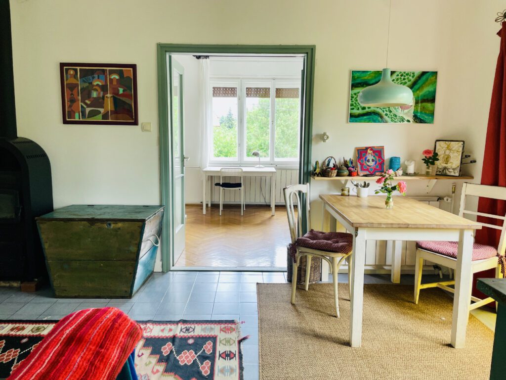 muhelyszoba bejarat festett ajtok felujitott butor lada