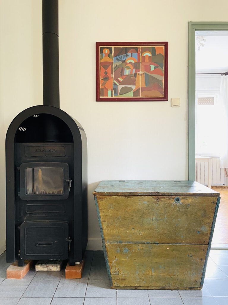 nappali atalakítasa regi felujitott butorok oreg lada