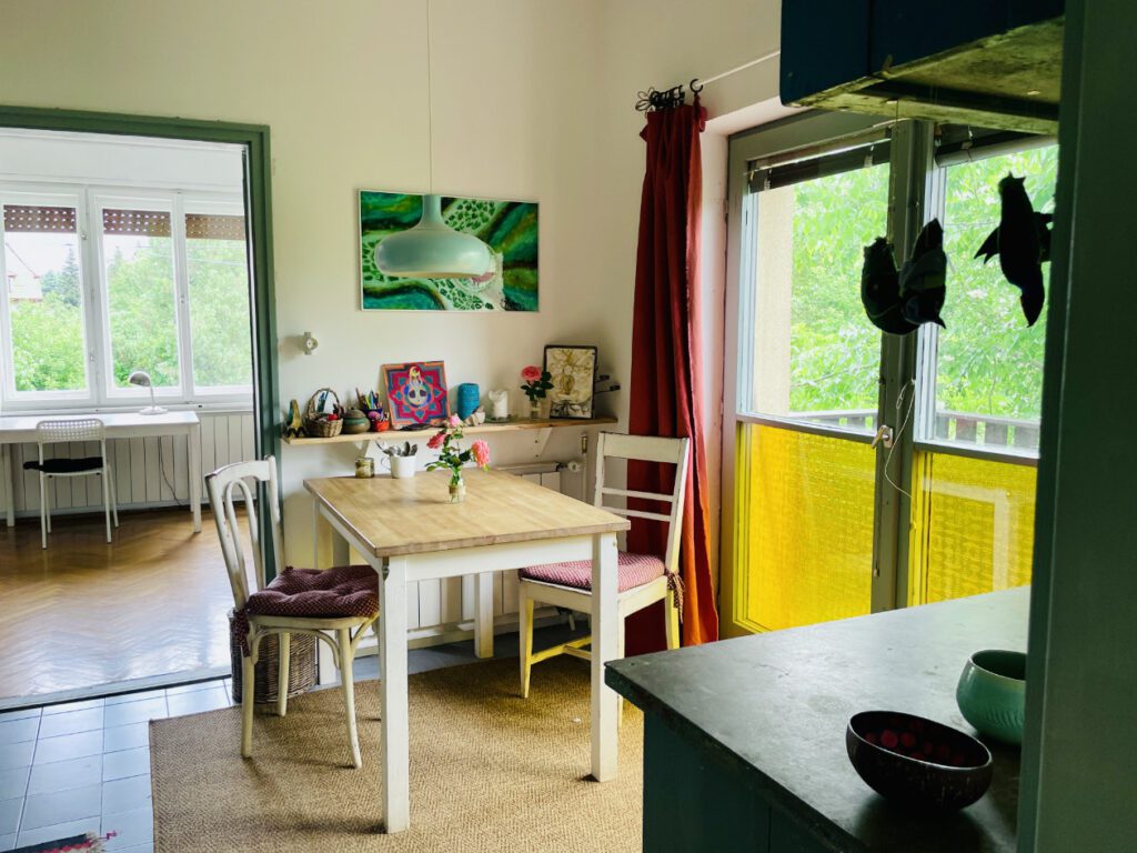 nappali szoba sarok festett butorok uvegfestmeny