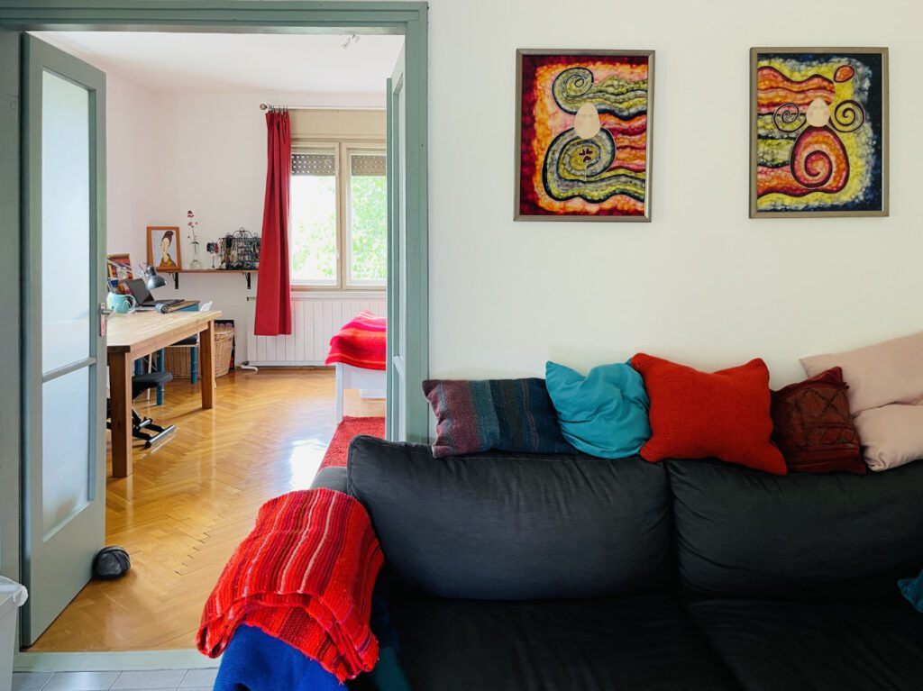 uvegfestmeny kanape felujitott nappali haloszoba szines