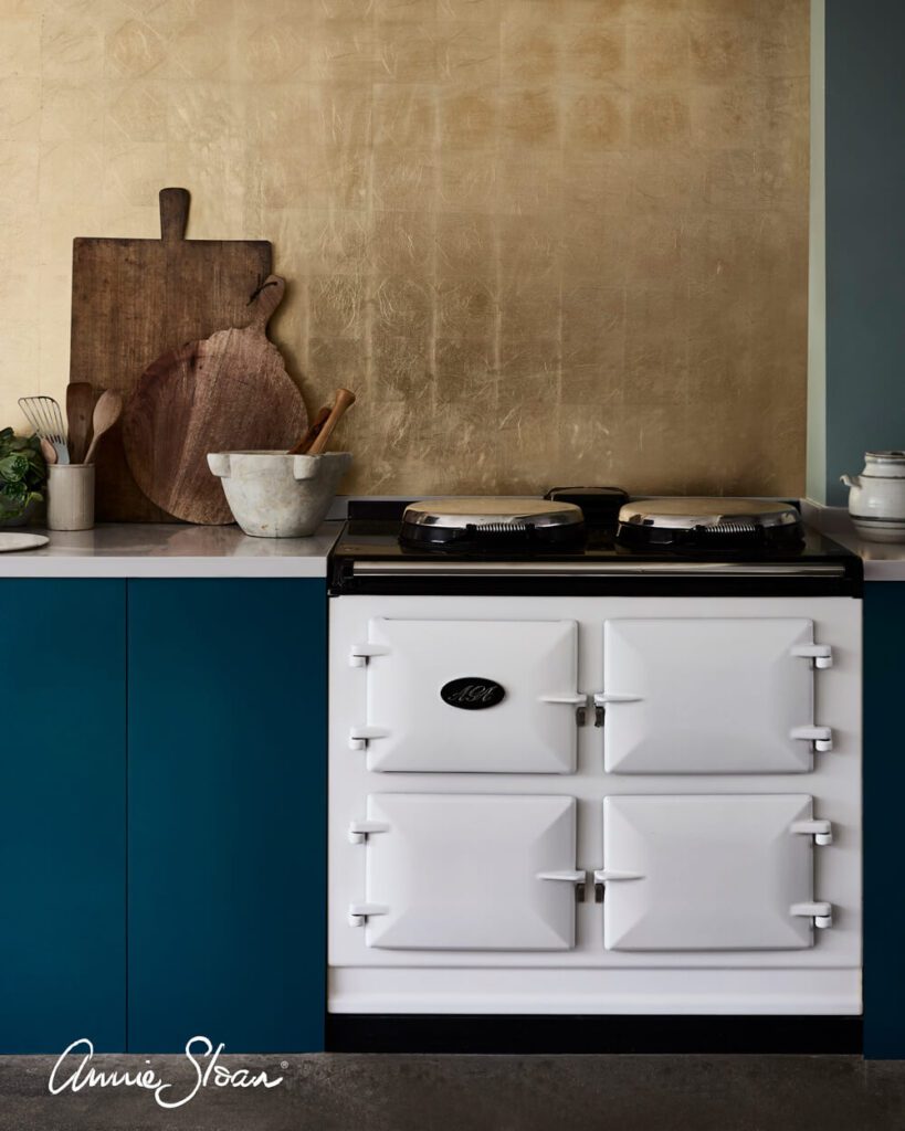 Annie Sloan arany füstfolia falon konyha Aubusson Blue
