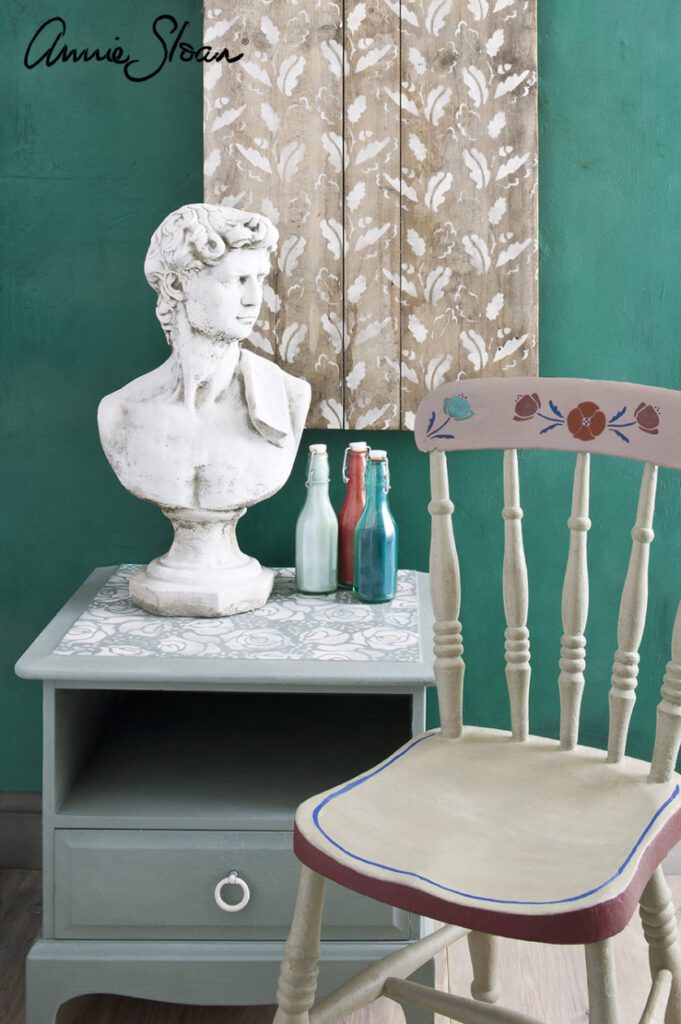 Annie Sloan random stencliezes modszere komod szek fali tabla stencil mintakkal diszitve