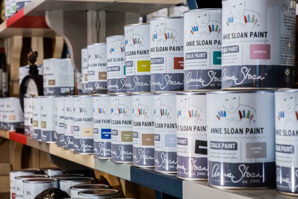 Annie sloan festekek a polcon nemiskacat latvanymuhelyben