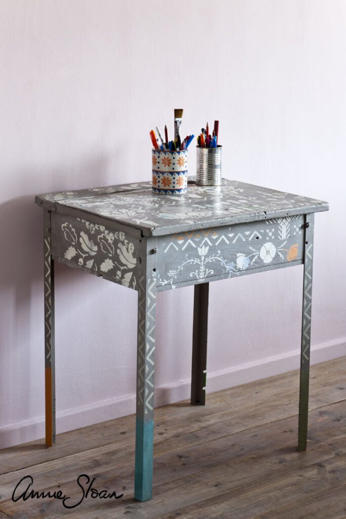 iroasztal stencil sablonokkal dekoralva French Linen szurke szinben feher mintakkal