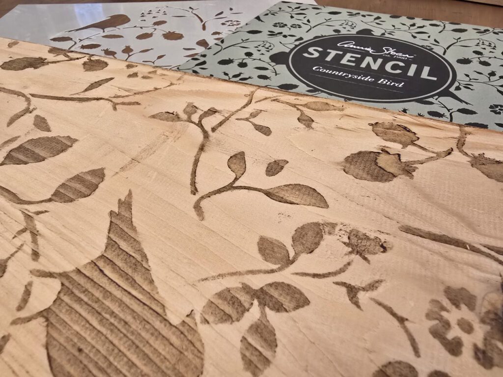 stencil sablon hasznalata random stencilezes sotet viasszal pirograf hatas reszlet