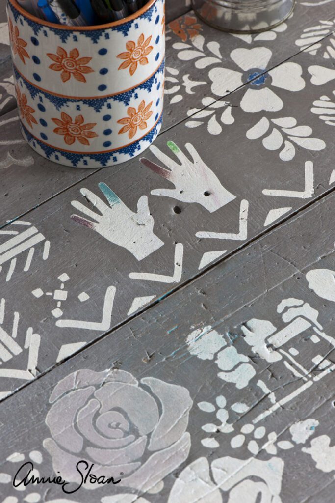 stencil sablonnal dekoralt iroasztal sok mintaval bohem