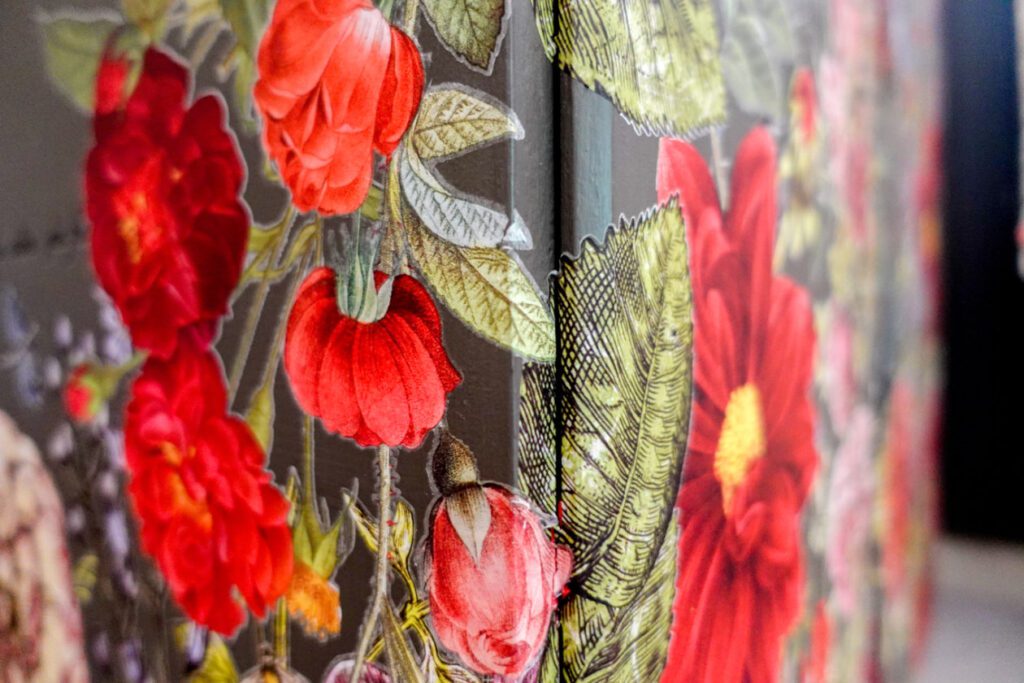 retro varia fenyes butor festese transzferfoliaval diszitve viragos iod traszferfolia graphite festek 20