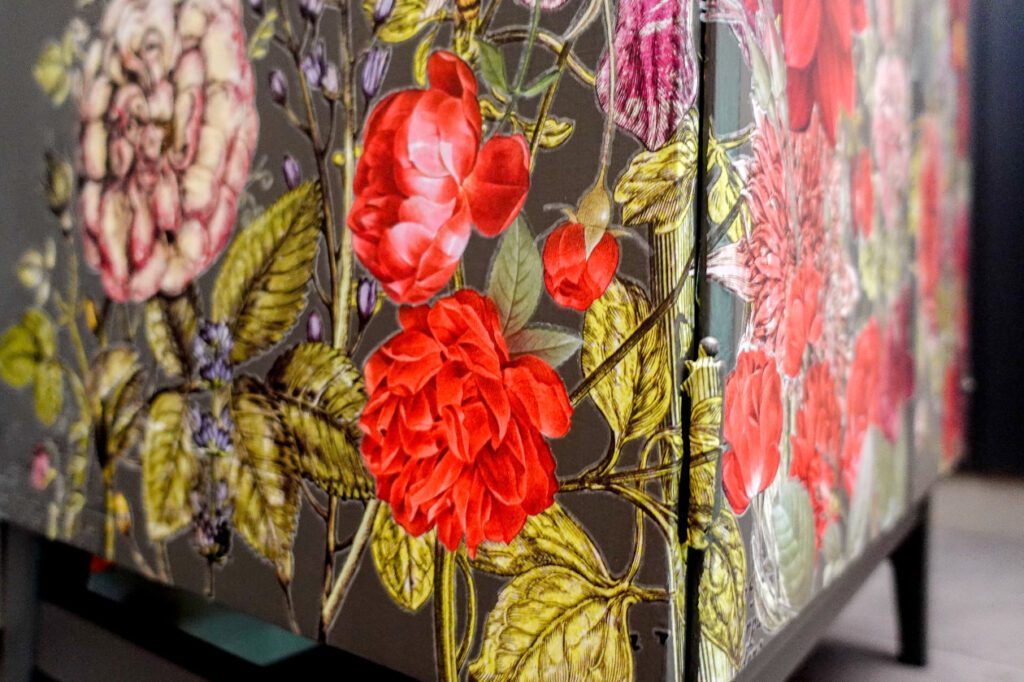 retro varia fenyes butor festese transzferfoliaval diszitve viragos iod traszferfolia graphite festek 21