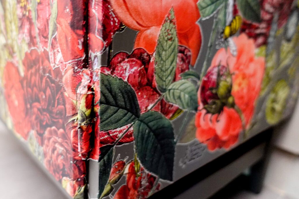 retro varia fenyes butor festese transzferfoliaval diszitve viragos iod traszferfolia graphite festek 23