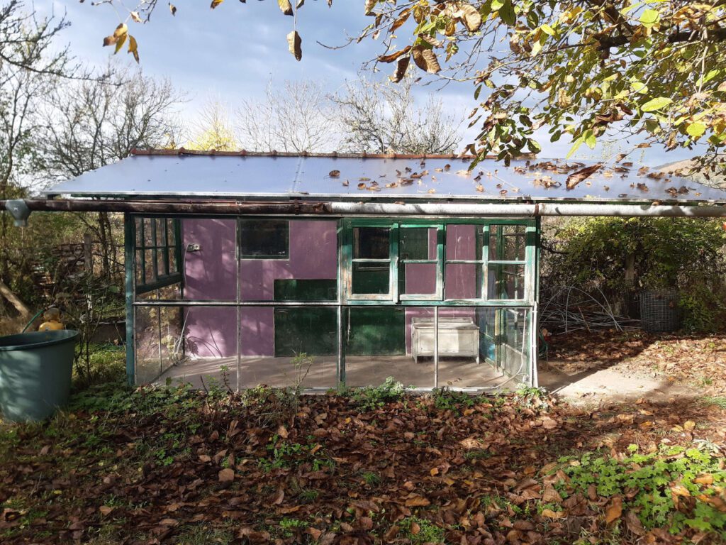 kerti uveghaz atalakitas elotte foto kozeli