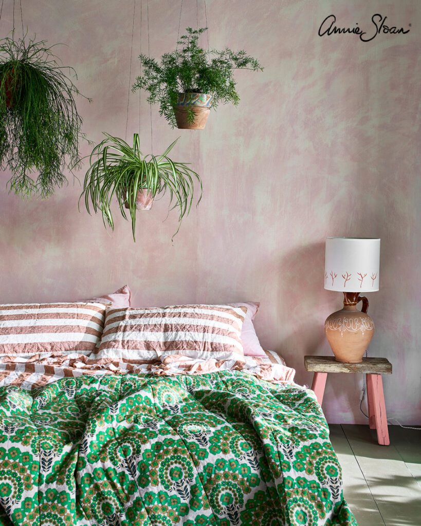 rozsanszin es zold haloszoba Antoinette Chalk Paint Old White Scandinavian Pink kretafestek falon