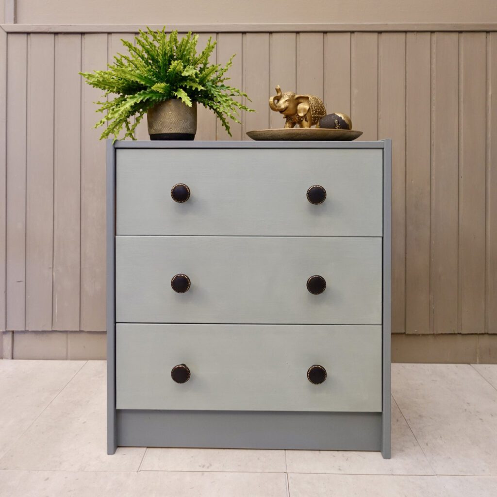 festett butor kek feketek butogomb ikea Annie Sloan Satin Paint négyzetes