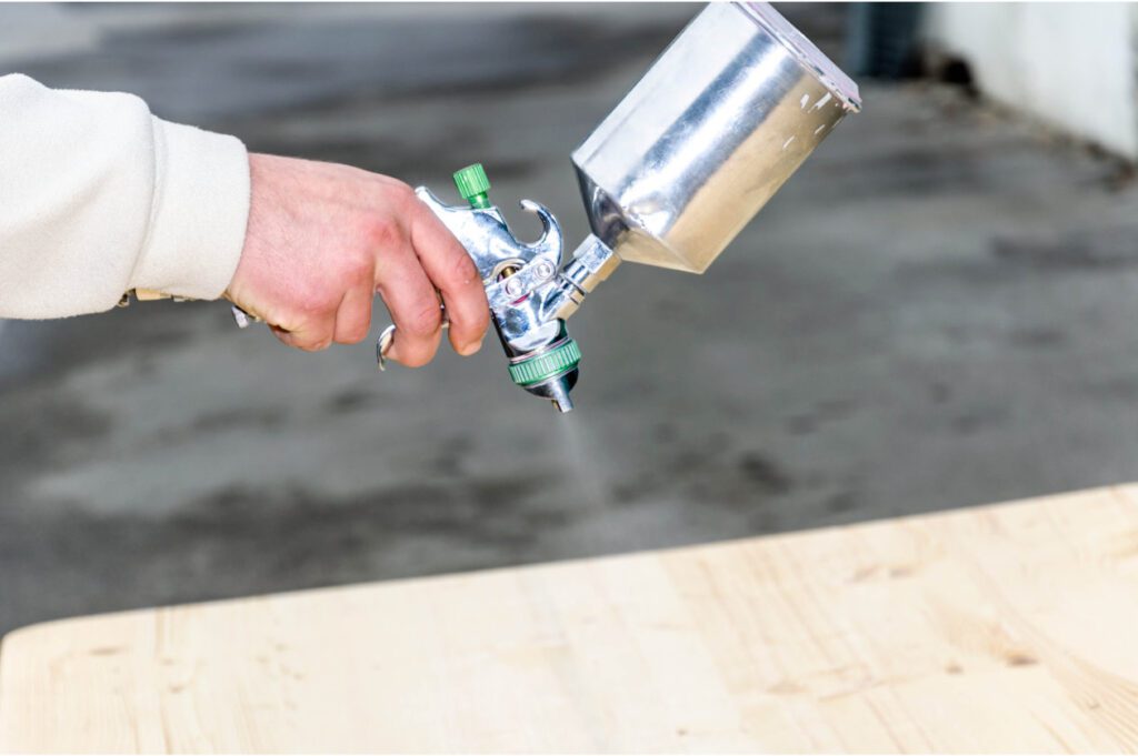 szórópisztolyos lakkozás