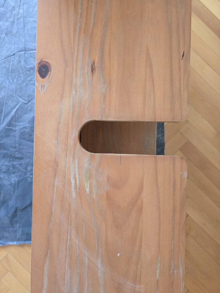 lakkozott fenyobutor előkészítése festés előtt