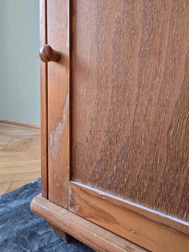 lakkozott fenyobutor előkészítése festés előtt