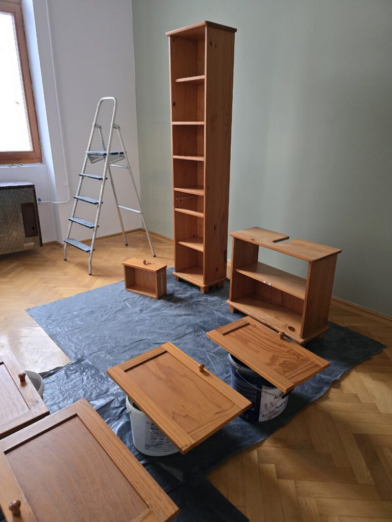 lakkozott fenyobutor festese előtti szétszerelés