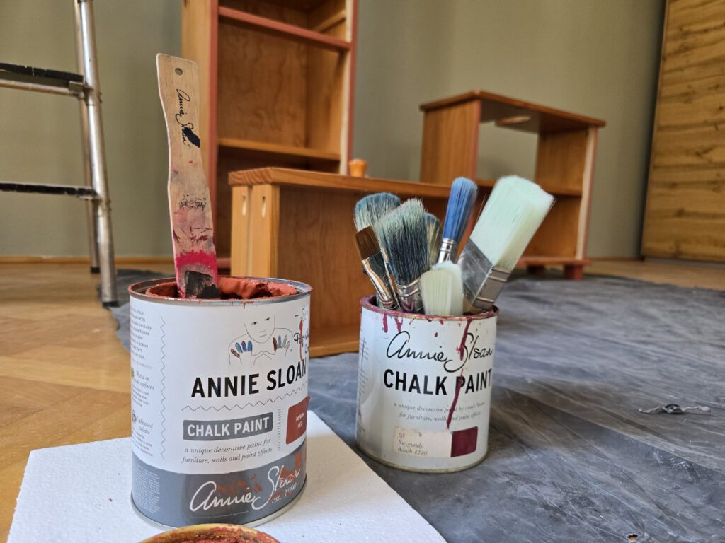 lakkozott fenyőbútor festésre, a festék és az ecsetek előkészítése