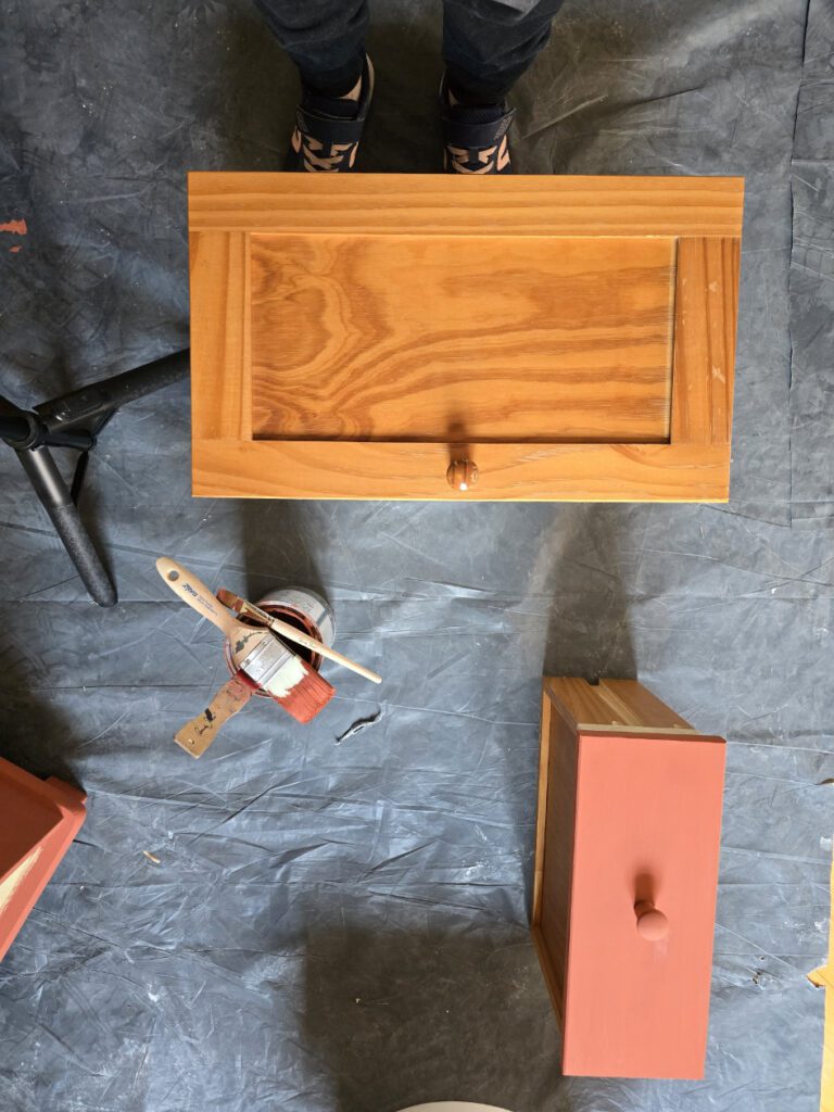 lakkozott fenyőbútor festése Annie Sloan krétafestékkel Paprika Red színre