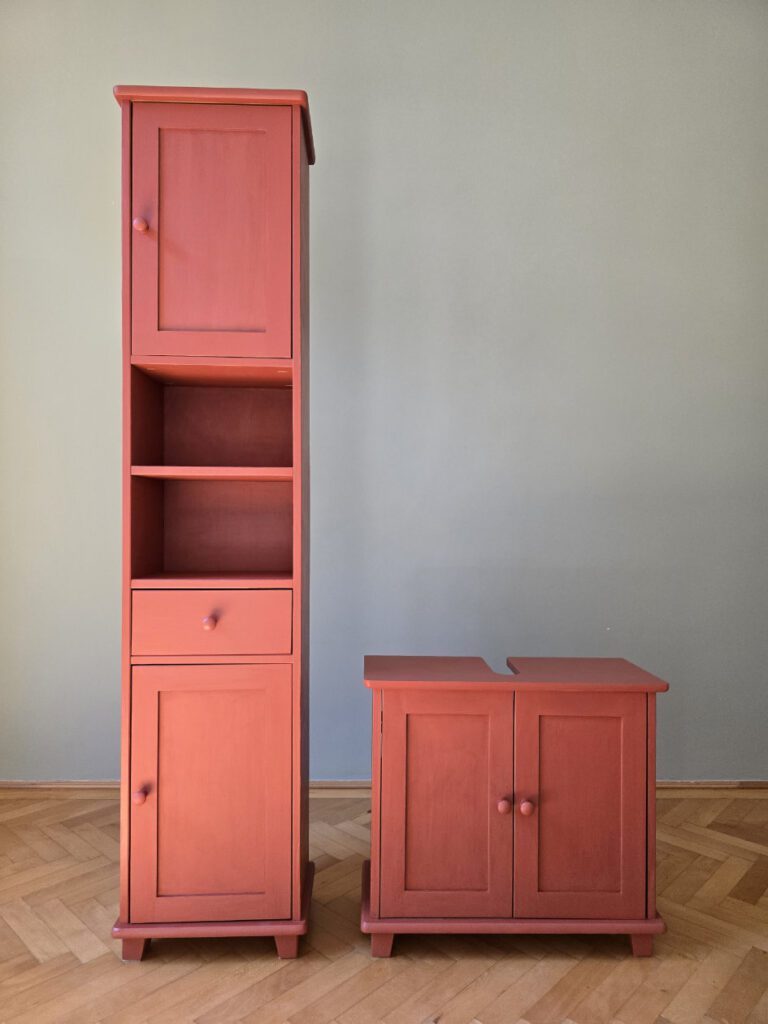 lakkozott fenyőbútor festése Annie Sloan krétafestékkel Paprika Red színre