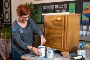 régi lakkozott bútor festése erzsébet szekrény