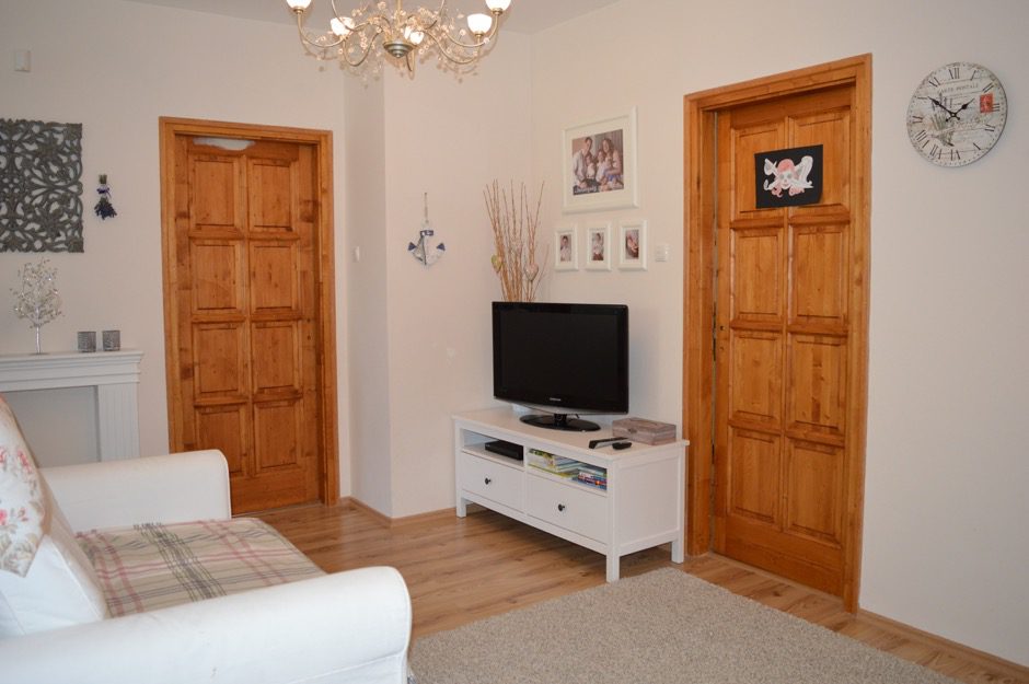 belteri lakkozott fenyo ajtok festes elott