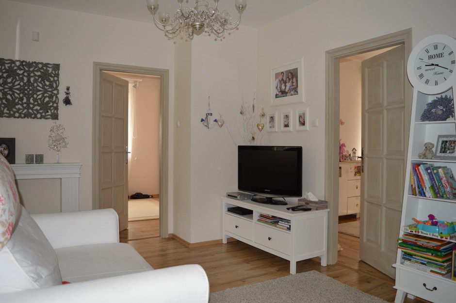 belteri lakkozott fenyo ajtok festes utan annie sloan country grey kretafestek