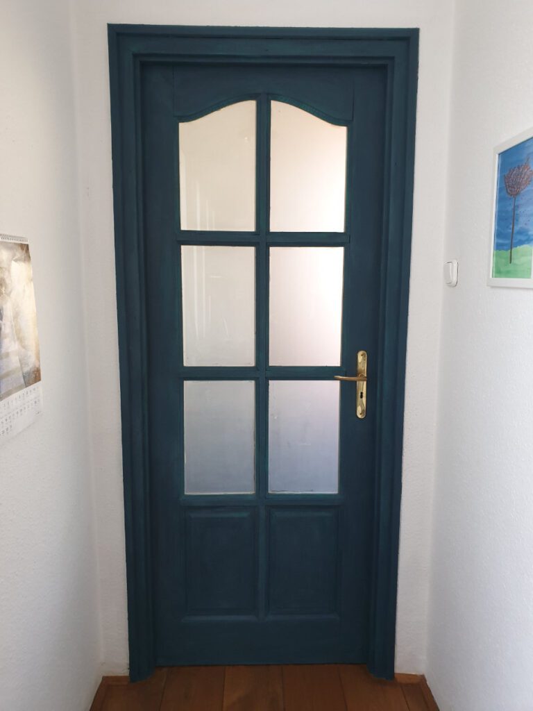 fenyo fa ajto lakkozott festes utan annie sloan aubusson blue chalk paint kek festek