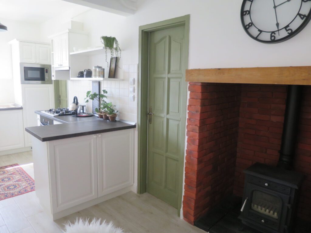 konyha ajto zoldre festve lakkozott fenyo annie sloan kretafestek