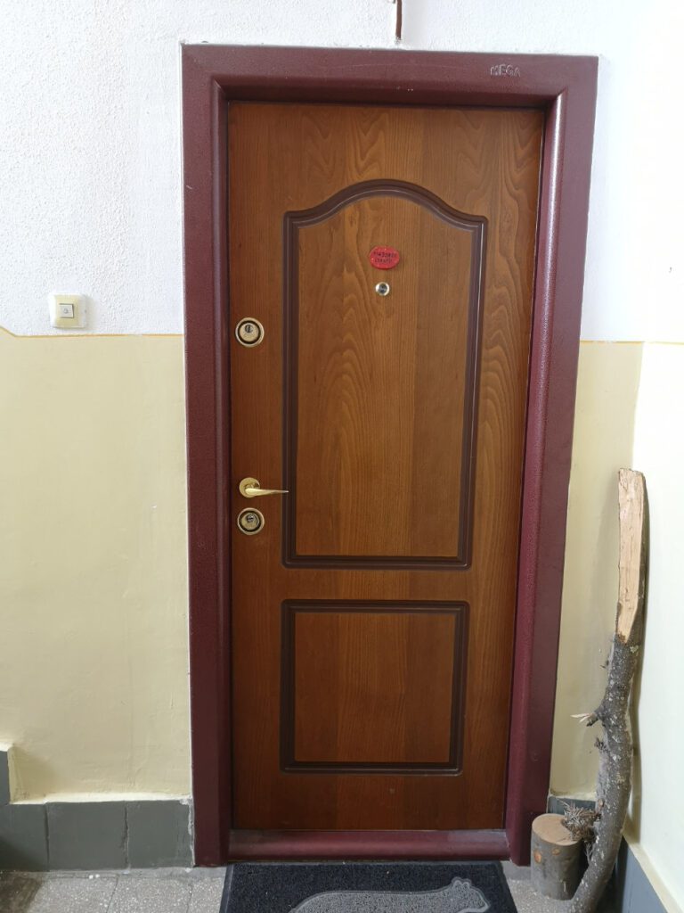 panel bejarati ajto atfestes elott barna