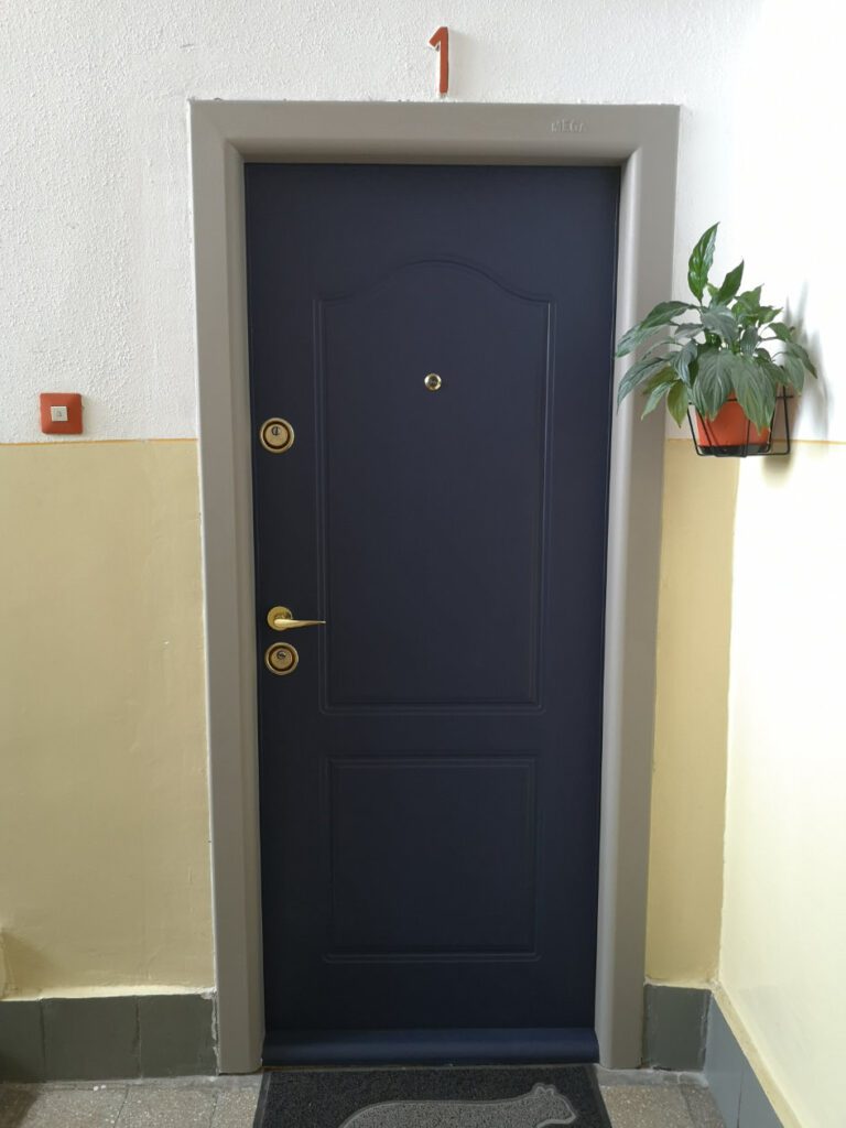 panel bejarati ajto festes utan kek satin paint annie sloan butorfestek