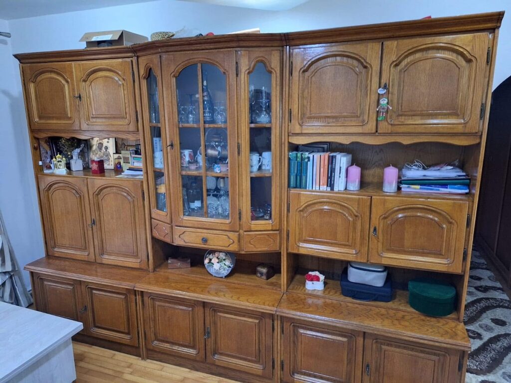 barna fa szekrenysor festes elott