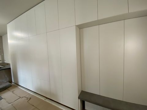 laminált feher szekreny festes elott