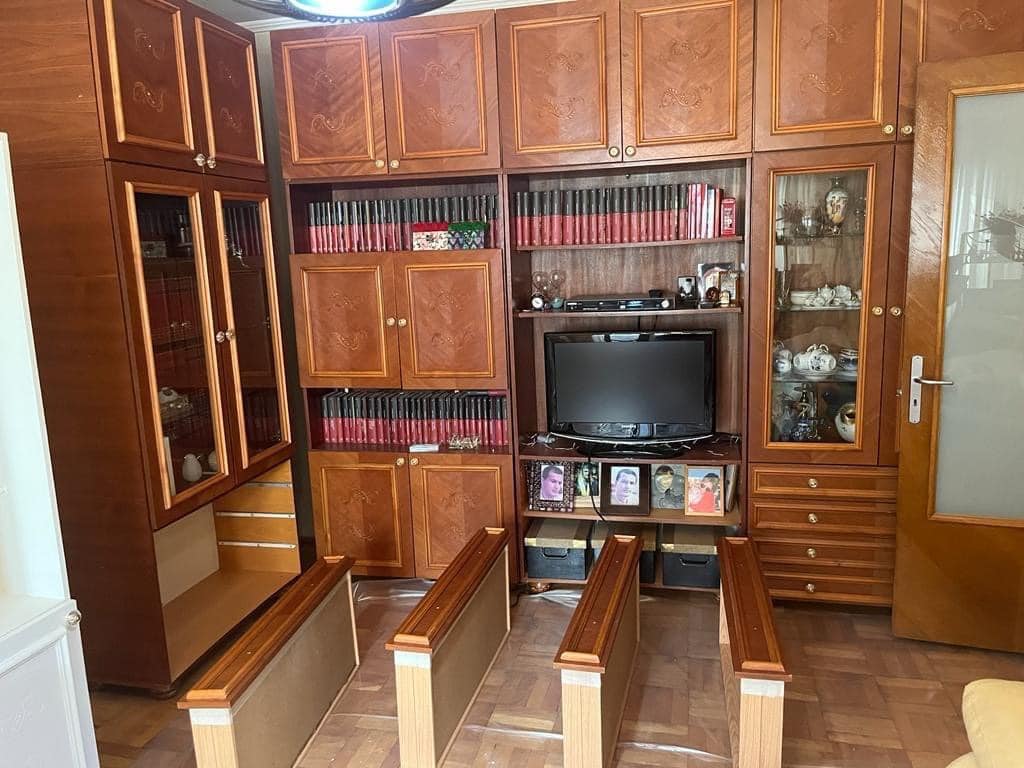 nappali butor szekrenysor barna retro festes elott