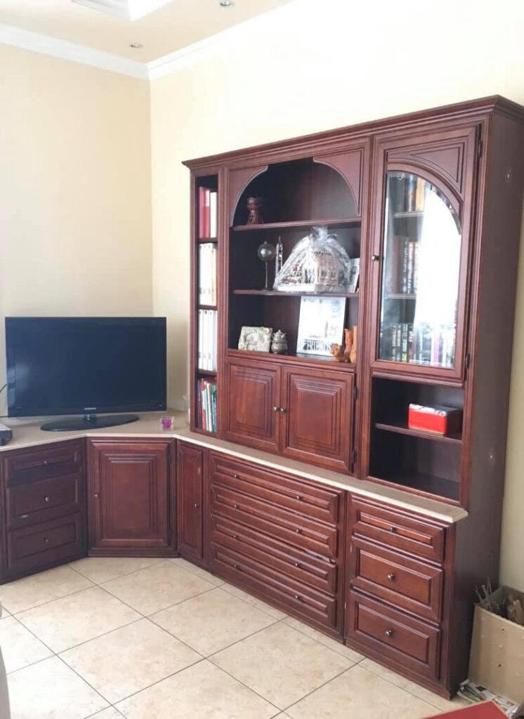 pogany zsuzsi butor szekrenysor festes elott