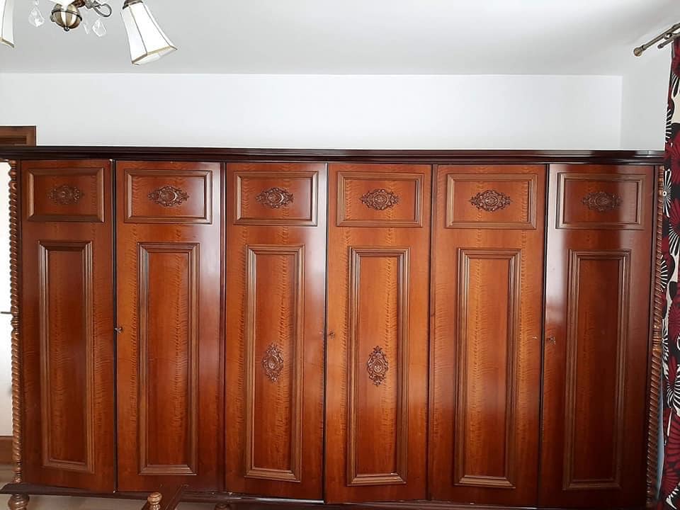 szekrenysor gardrobszekreny barna lakkozott festes elott