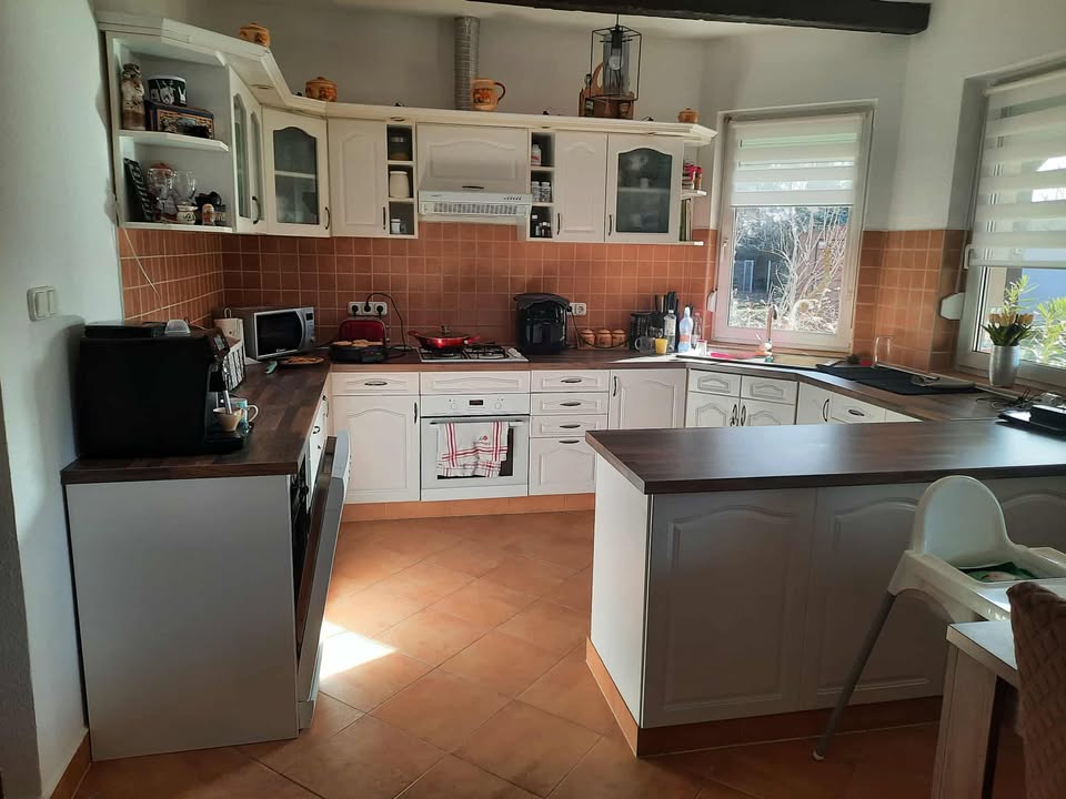 Hágen Csilla konyha előtte