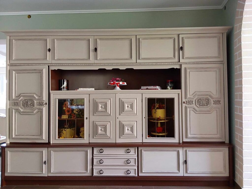 Koloniál bútor utána