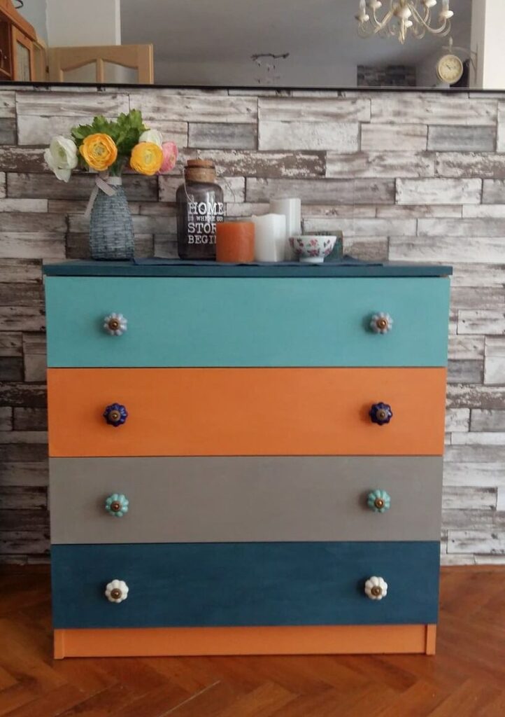 Merészen színes komód utána