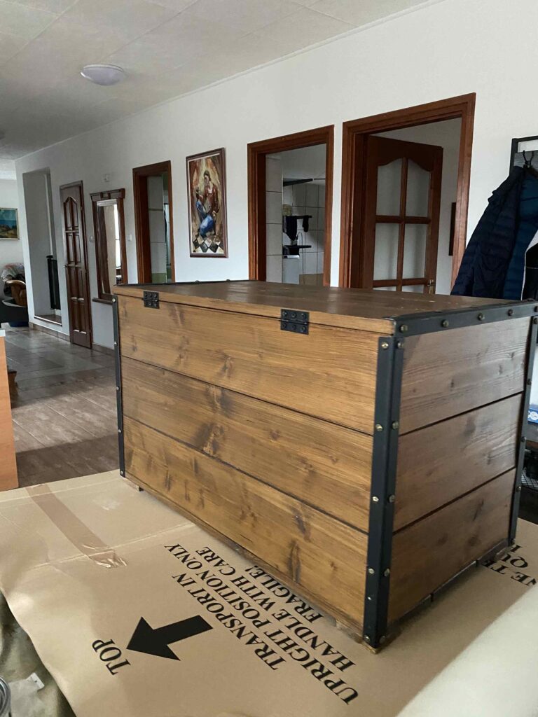 festett láda előtte