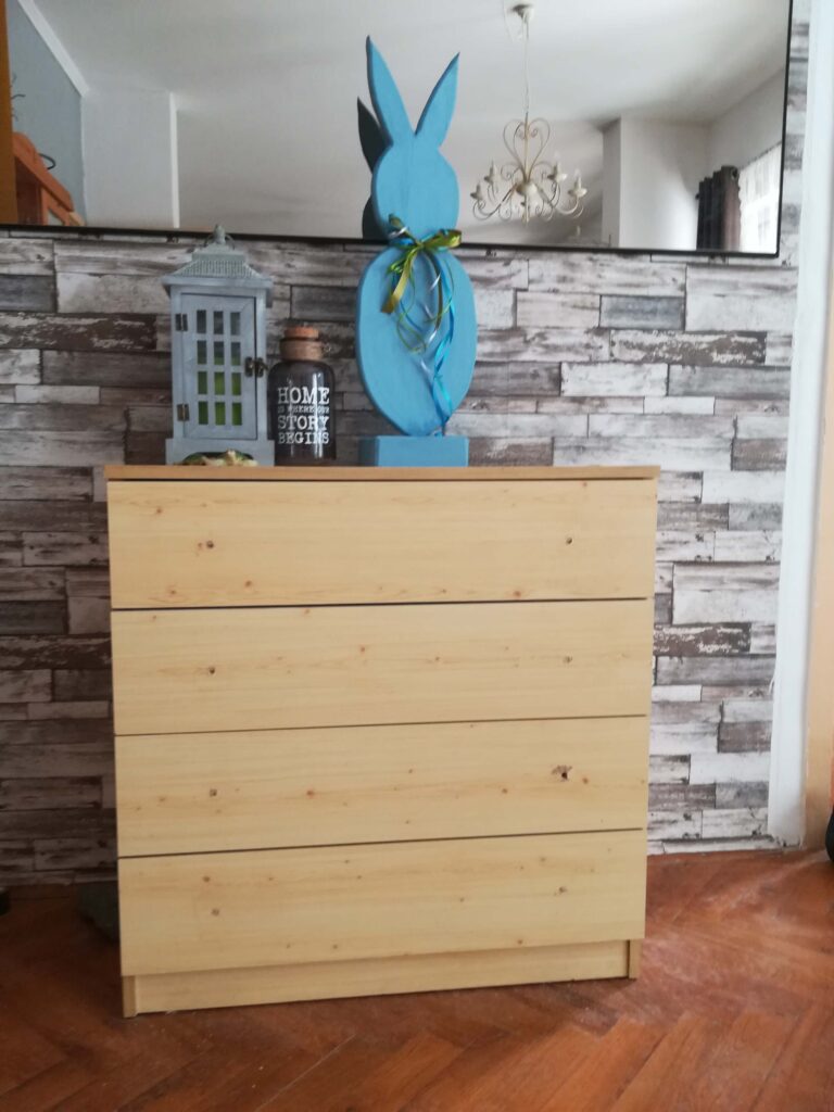 Merészen színes komód előtte