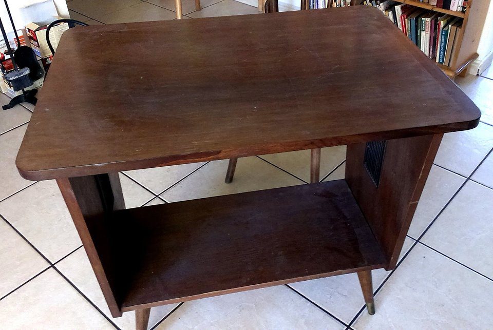 Mach Tímea tv asztalka előtte