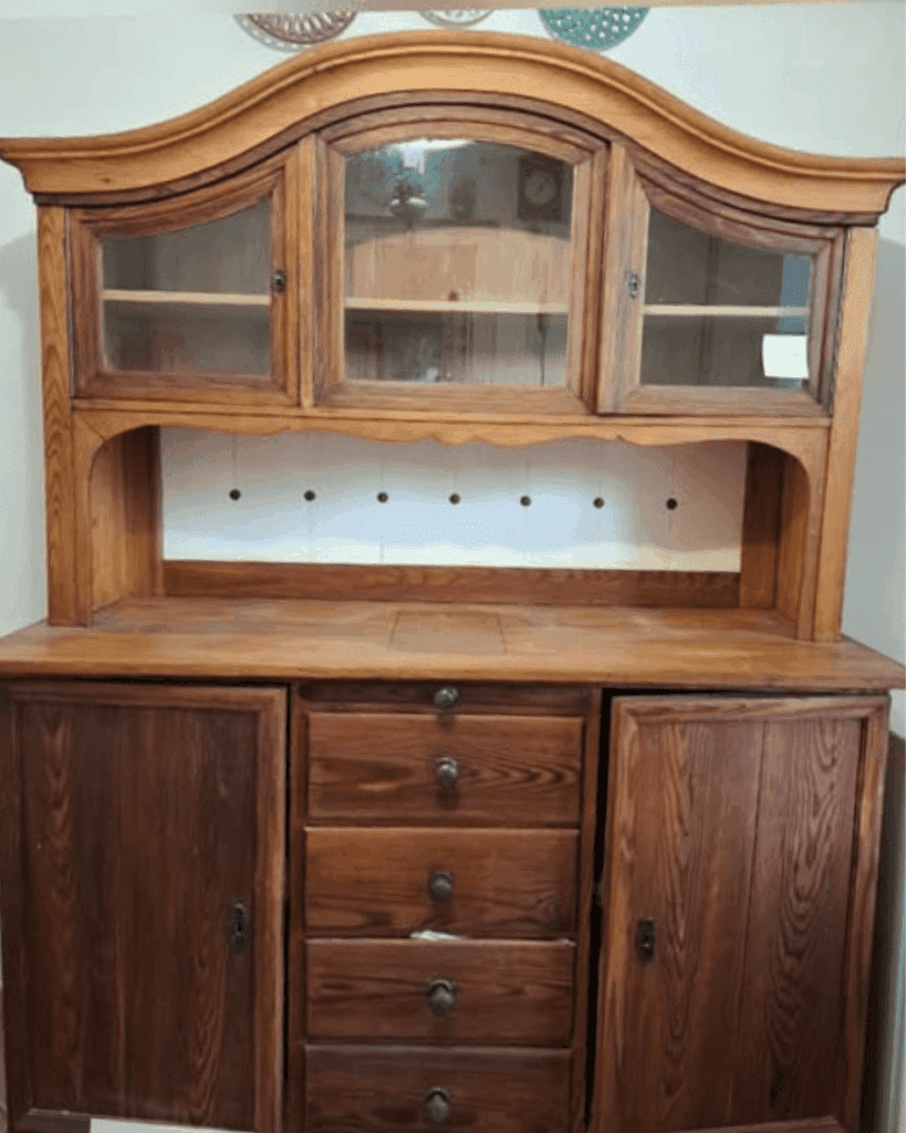 Ügyfélmunka tálaló előtte