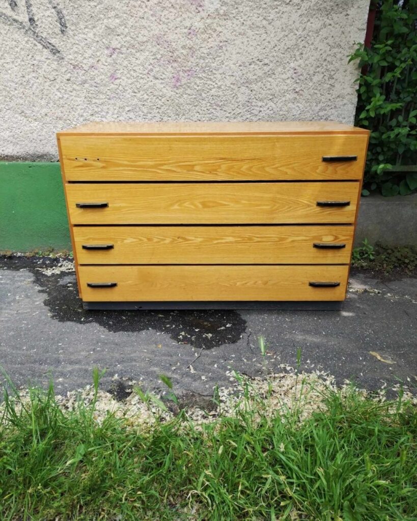 Debreceni Zsuzsa komód előtte