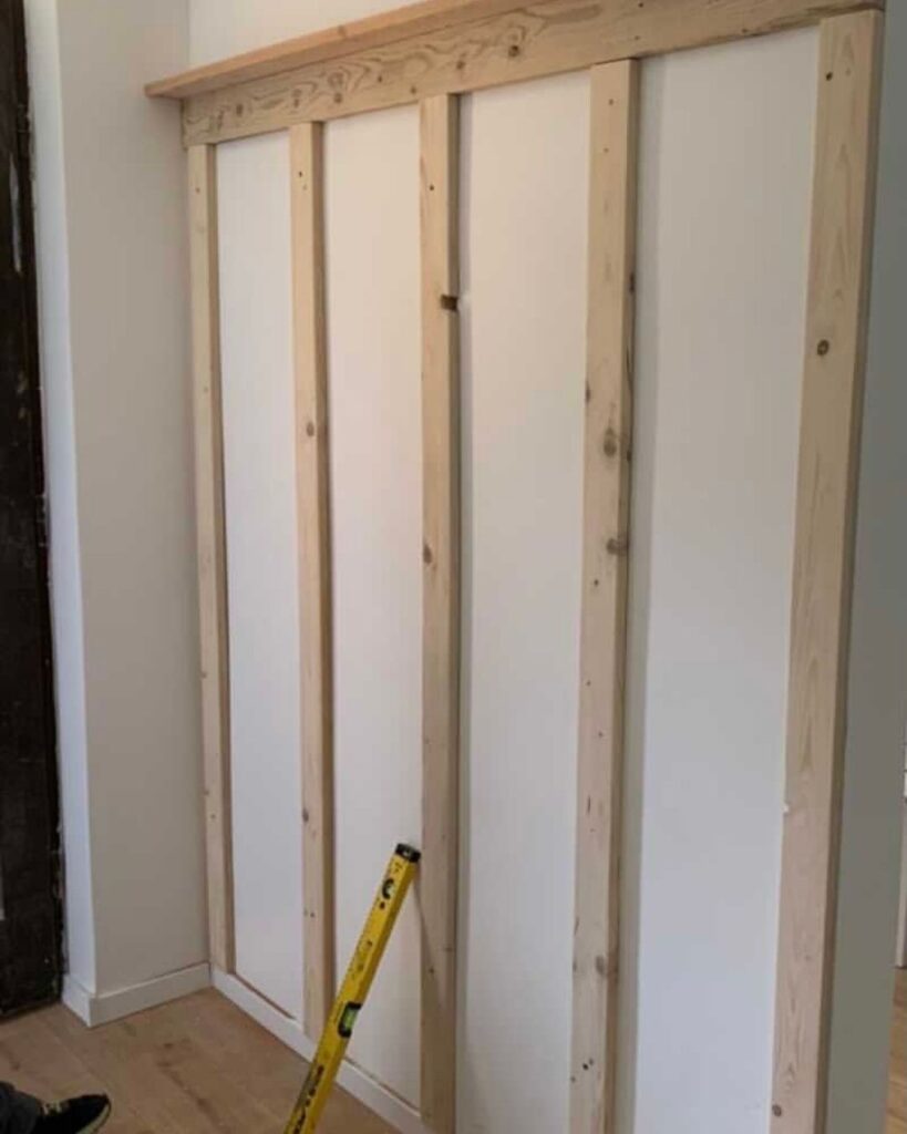 Tajti Alexandra fal panel előtte